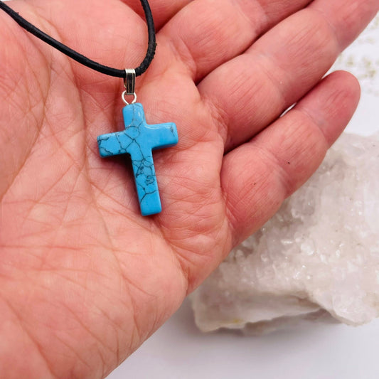 Nahaufnahme Türkis Kreuz-Anhänger – gleichmäßige blaue Farbe und Silberöse sichtbar, WUNDERSTEIN