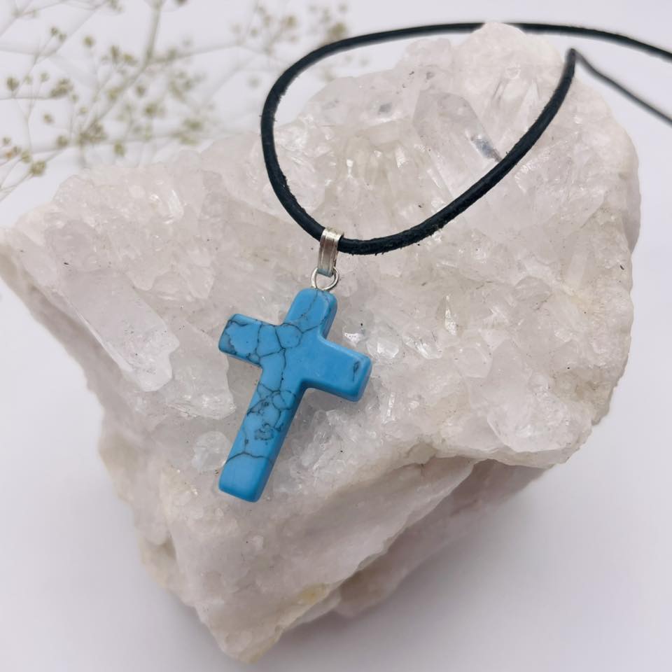 Türkis Kreuz-Anhänger rekonstruiert als Geschenk oder Kraftsymbol – handverlesen von WUNDERSTEIN