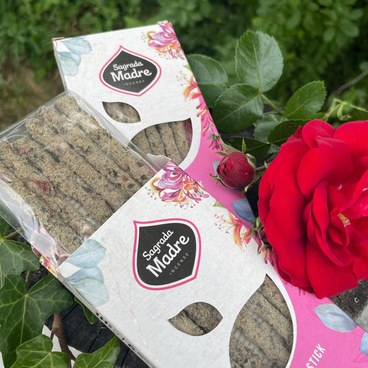 Nahaufnahme BOTANICO Jasmin & Rosen Räucherstäbchen – zarter Blumenduft mit Jasmin & Rose, 100% natürlich von Sagrada Madre
