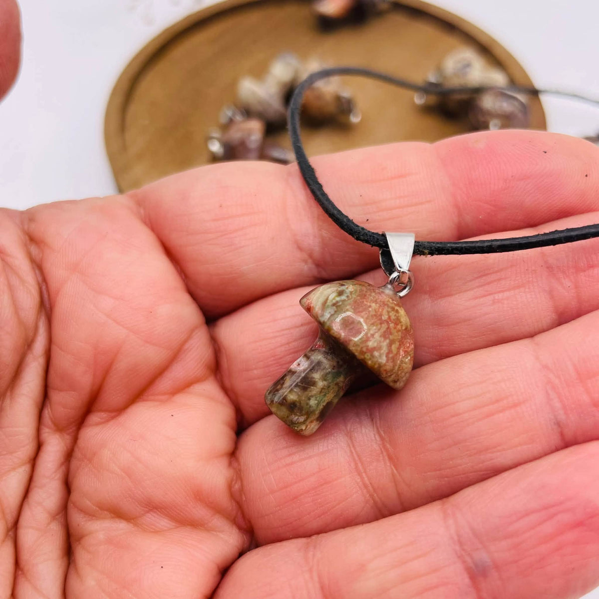 Pilzförmiger Anhänger aus gemustertem Regenwald-Jaspis mit Silberöse, besonderer Edelsteinschmuck von WUNDERSTEIN
