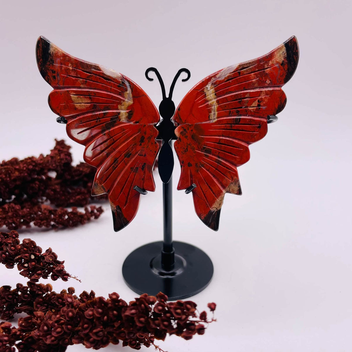 Roter Jaspis-Schmetterling auf schwarzem Metallständer, ca. 12 cm hoch, Unikat von WUNDERSTEIN
