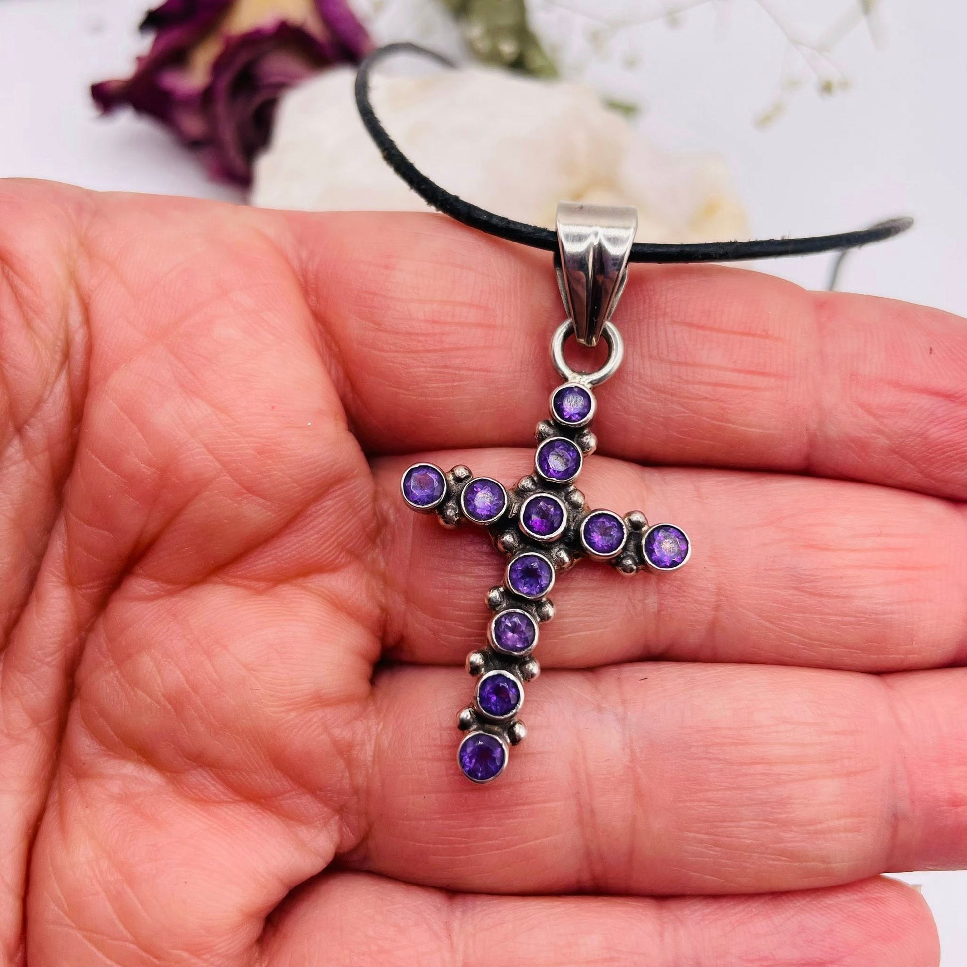Facettierter Amethyst Kreuzanhänger in Silber – elegant für festliche Anlässe und Trachtenmode, Unikat von WUNDERSTEIN
