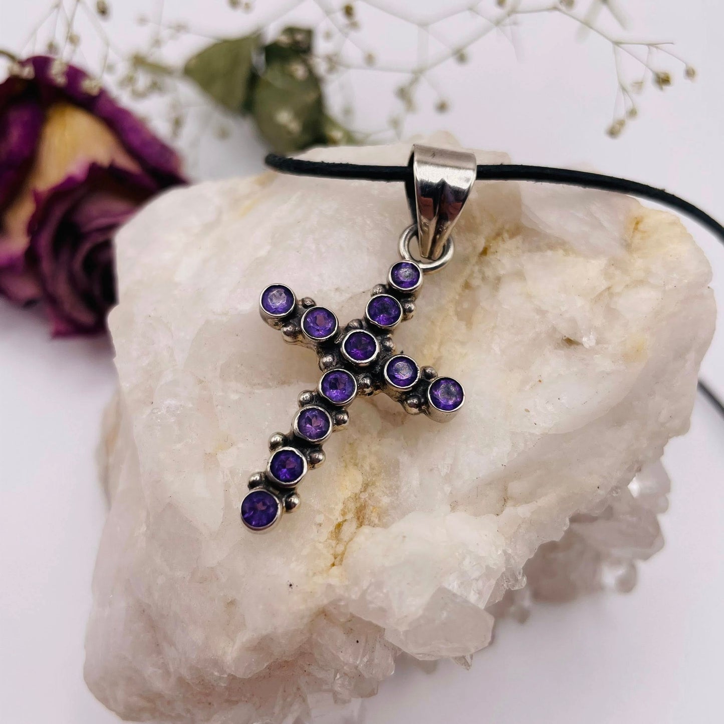 Großer Kreuz-Anhänger mit facettiertem Amethyst in 925er Silber – funkelnder Kraftstein, handverlesen von WUNDERSTEIN
