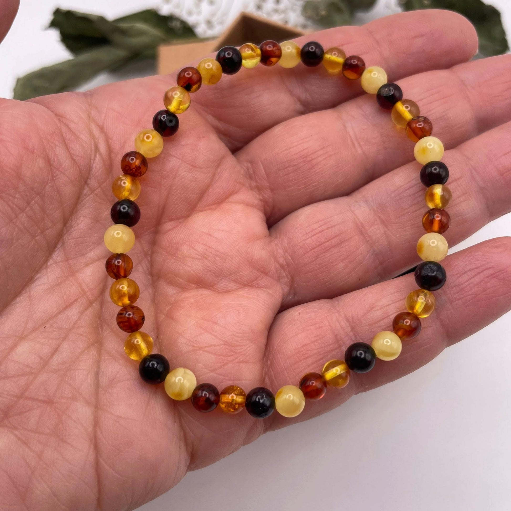 Bernstein-Armband Bunte Kugeln in Honig und Cognac – Detailansicht Baltischer Amber – WUNDERSTEIN