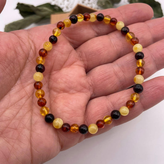 Bernstein-Armband Bunte Kugeln in Honig und Cognac – Detailansicht Baltischer Amber – WUNDERSTEIN