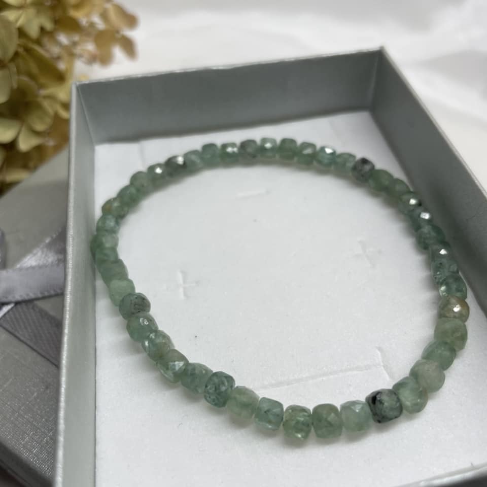 Kyanit Würfelarmband 4mm Grün – Facettiert | WUNDERSTEIN
