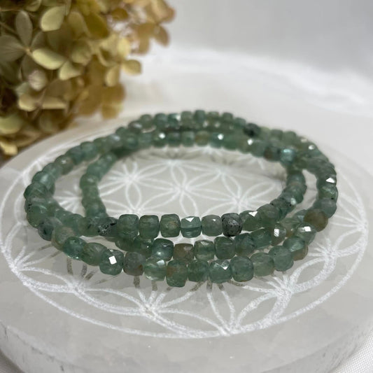 WÜRFEL-ARMBAND 4mm - Kyanith grün