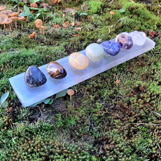 CHAKRENSET - Edelsteine & Selenit-Ladeplatte "Stabform"