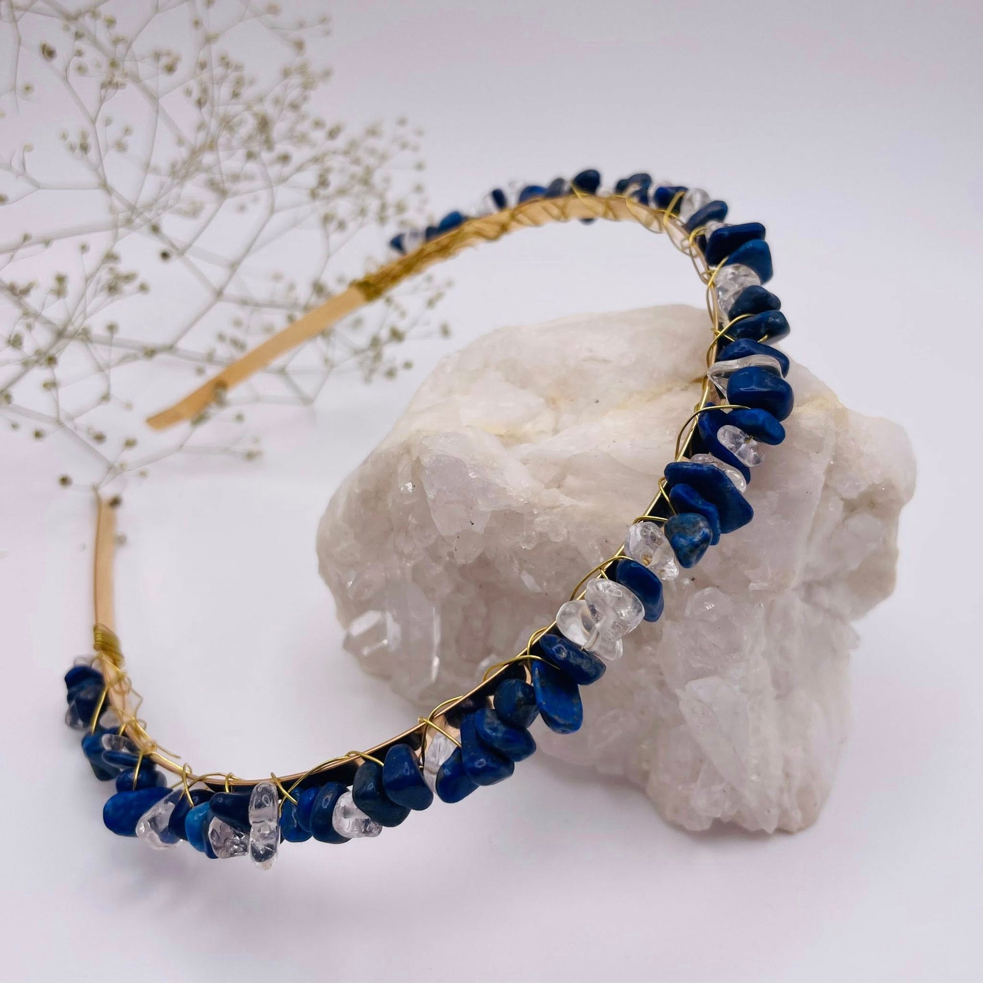 Edelstein-Haarreifen mit Lapislazuli und Bergkristall – handgefertigtes Unikat von WUNDERSTEIN
