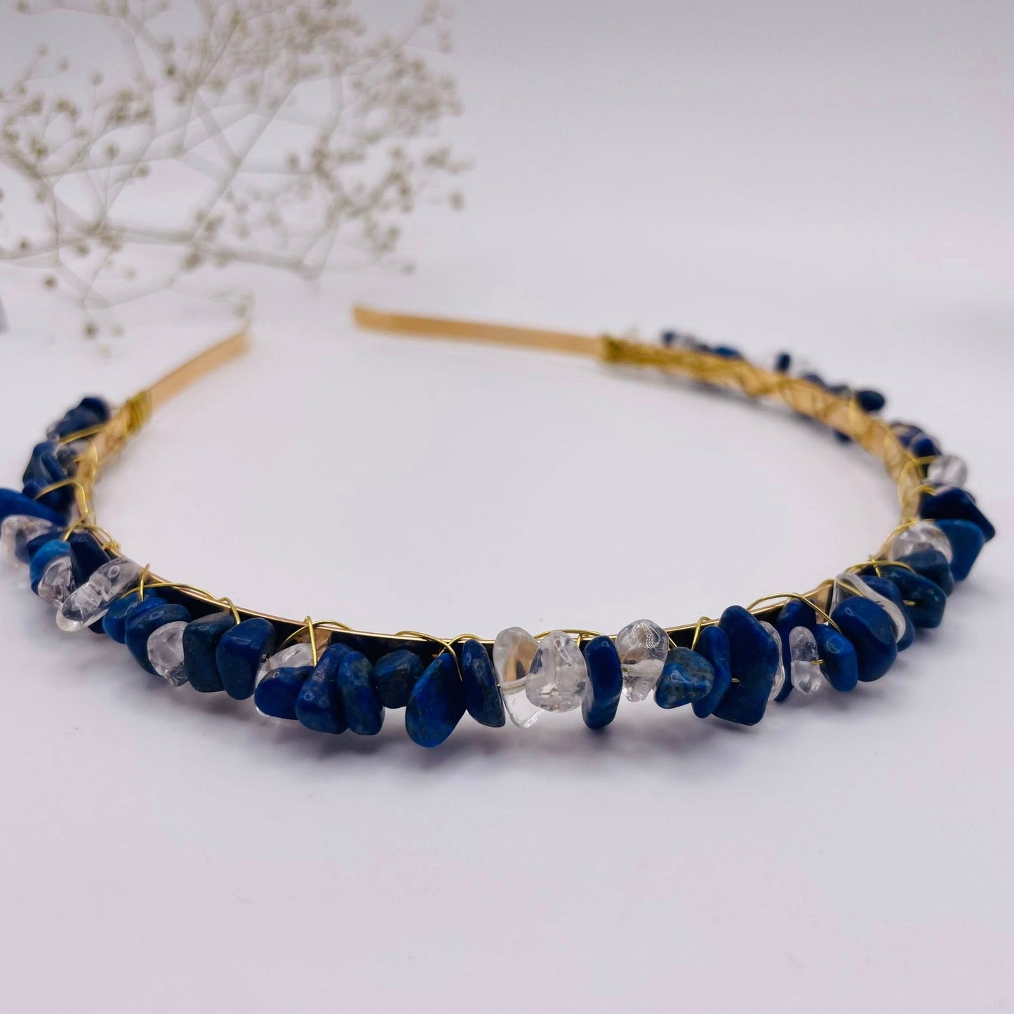 Tiefblauer Lapislazuli und klarer Bergkristall auf goldenem Haarreifen – handgefertigter Edelstein-Haarschmuck
