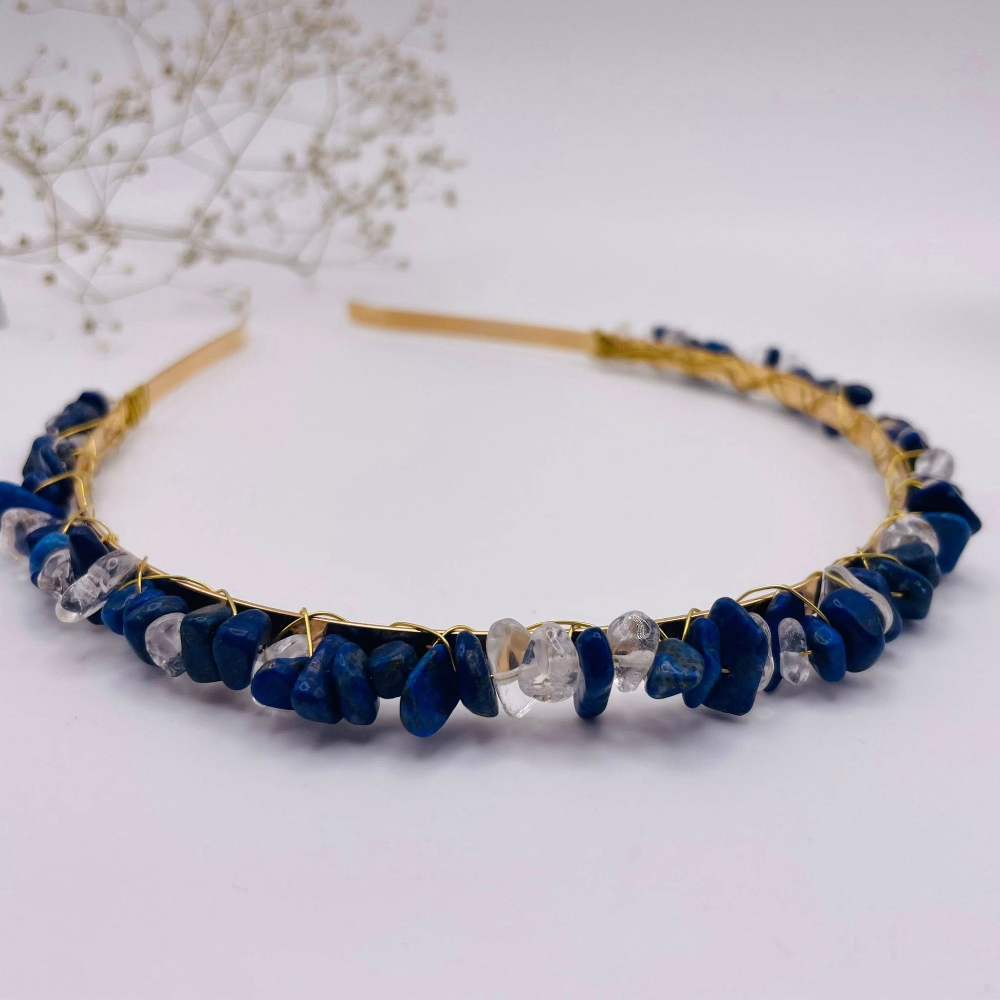 Tiefblauer Lapislazuli und klarer Bergkristall auf goldenem Haarreifen – handgefertigter Edelstein-Haarschmuck
