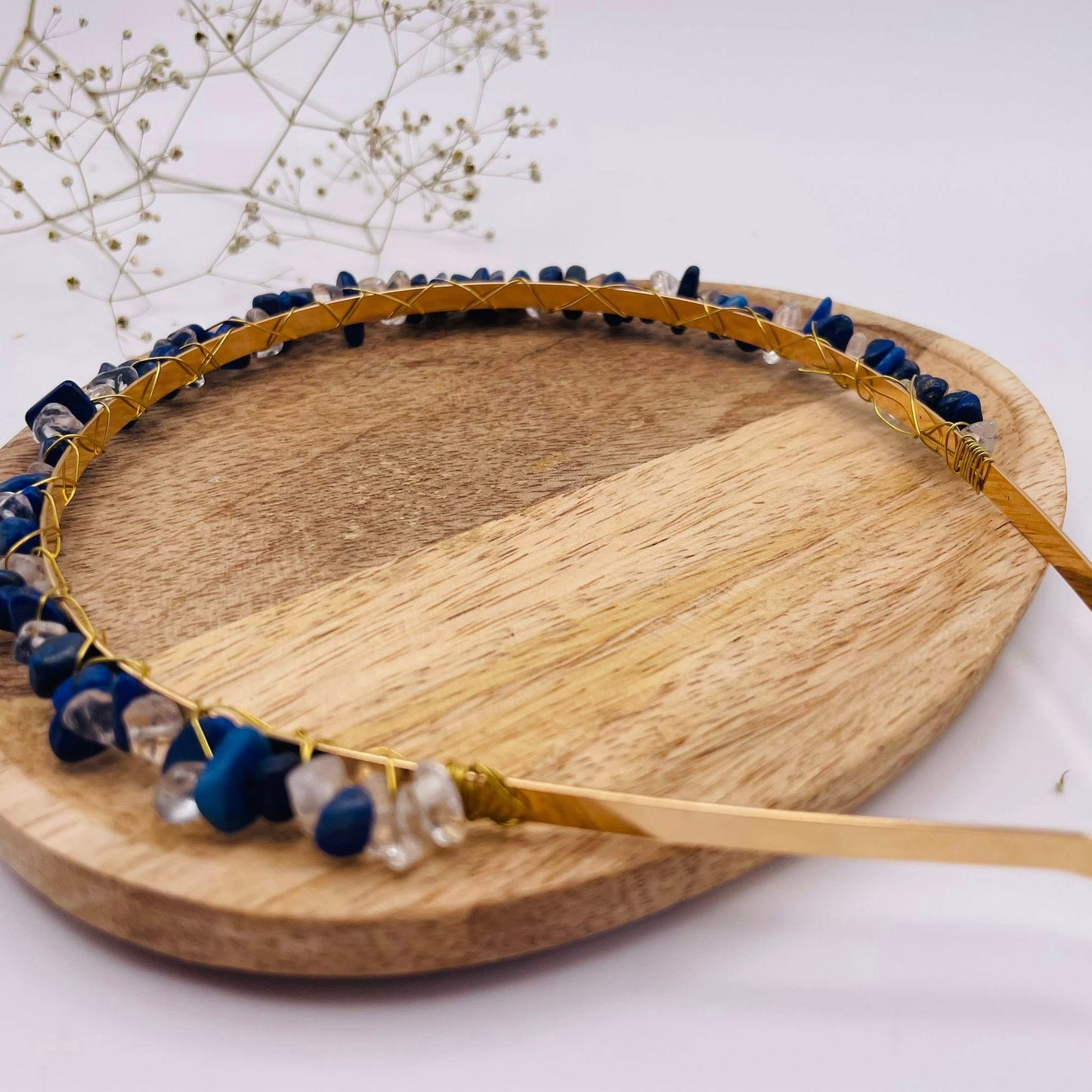 Goldener Edelstein-Haarreifen mit Lapislazuli und Bergkristall – eleganter Haarschmuck für besondere Anlässe von WUNDERSTEIN
