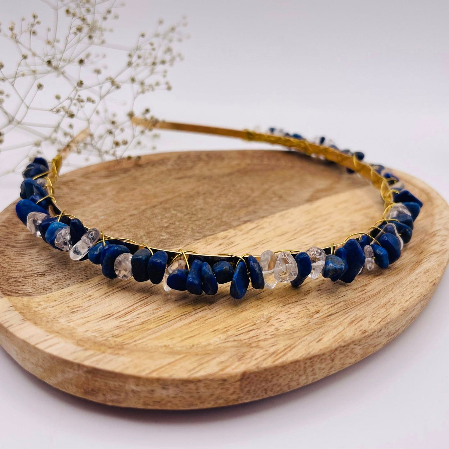 Goldener Edelstein-Haarreifen mit Lapislazuli und Bergkristall – eleganter Haarschmuck für besondere Anlässe von WUNDERSTEIN
