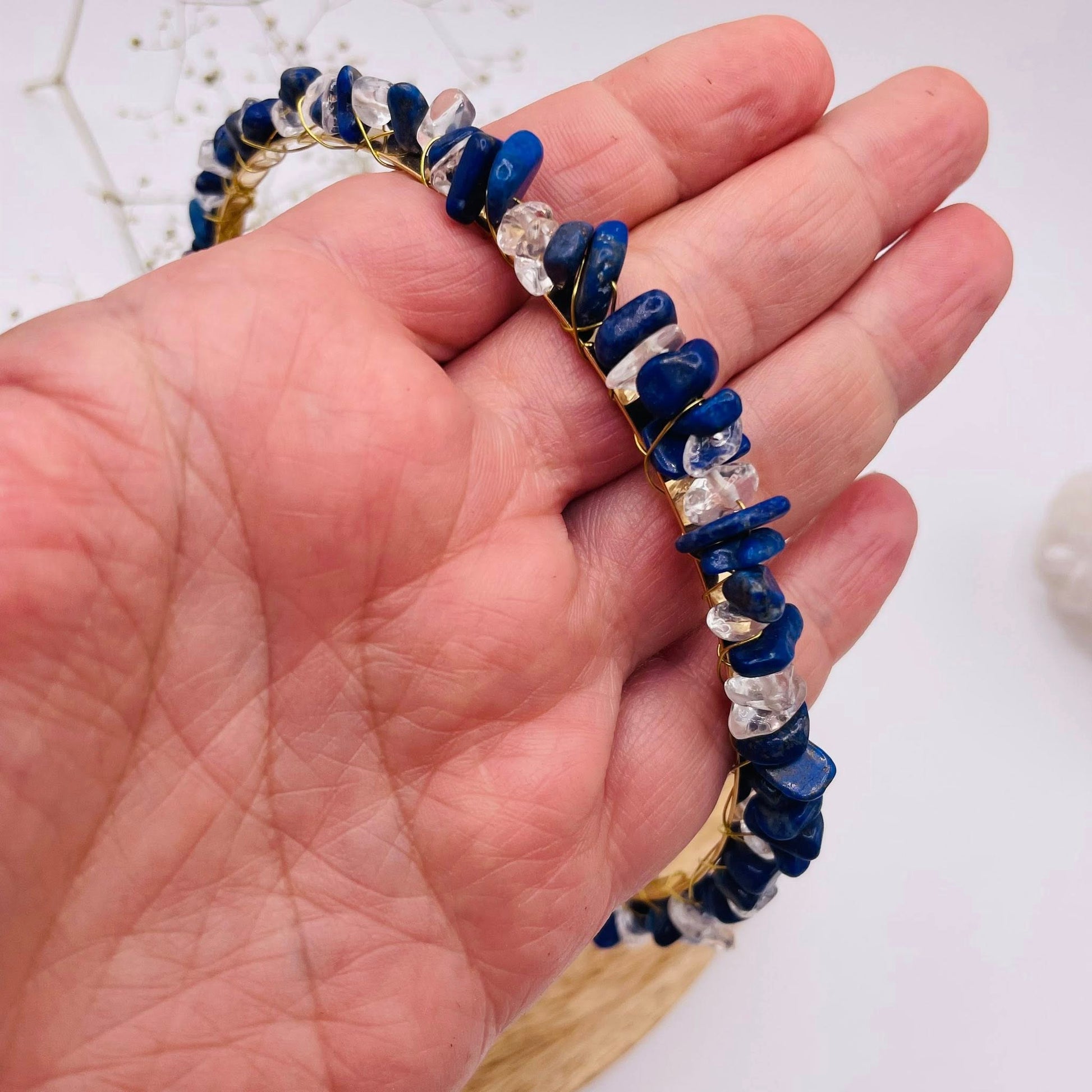 Detailaufnahme: Lapislazuli und Bergkristall Edelsteine auf goldenem Haarreifen – WUNDERSTEIN Handarbeit
