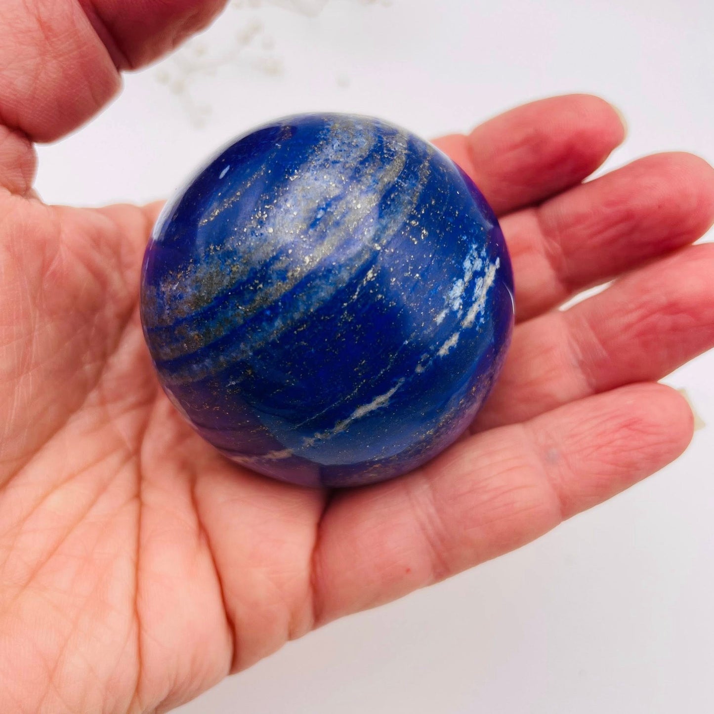 Lapislazuli Kugel 50 mm – Detailaufnahme Goldpyrit-Einschlüsse | WUNDERSTEIN