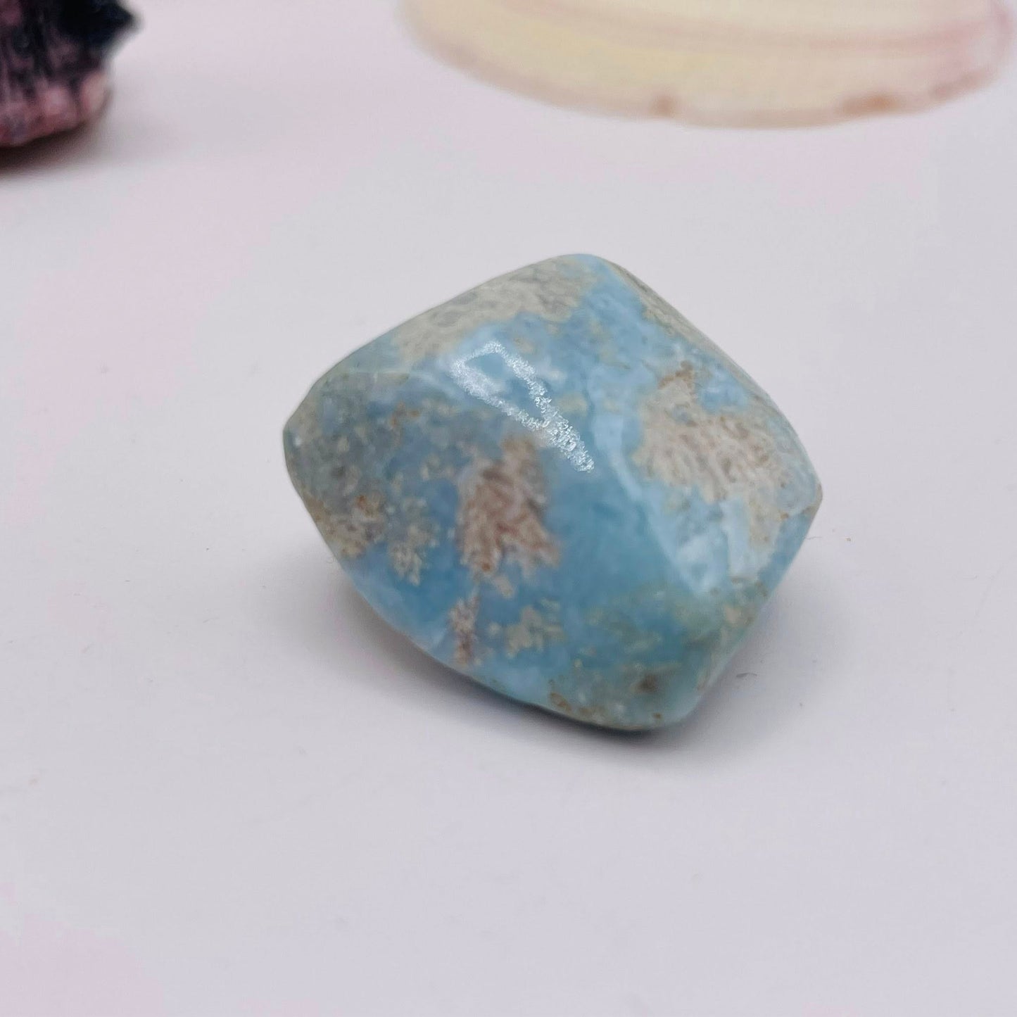 Larimar Nr. 1 – Atlantisstein Trommelstein mit Meereswellen-Musterung, Unikat | WUNDERSTEIN
