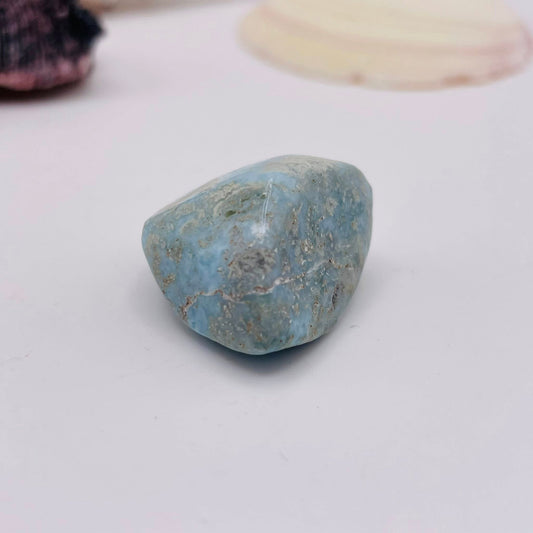 Larimar Nr. 1 Nahaufnahme – Blau-Weiß Musterung, Zukunftsstein | WUNDERSTEIN
