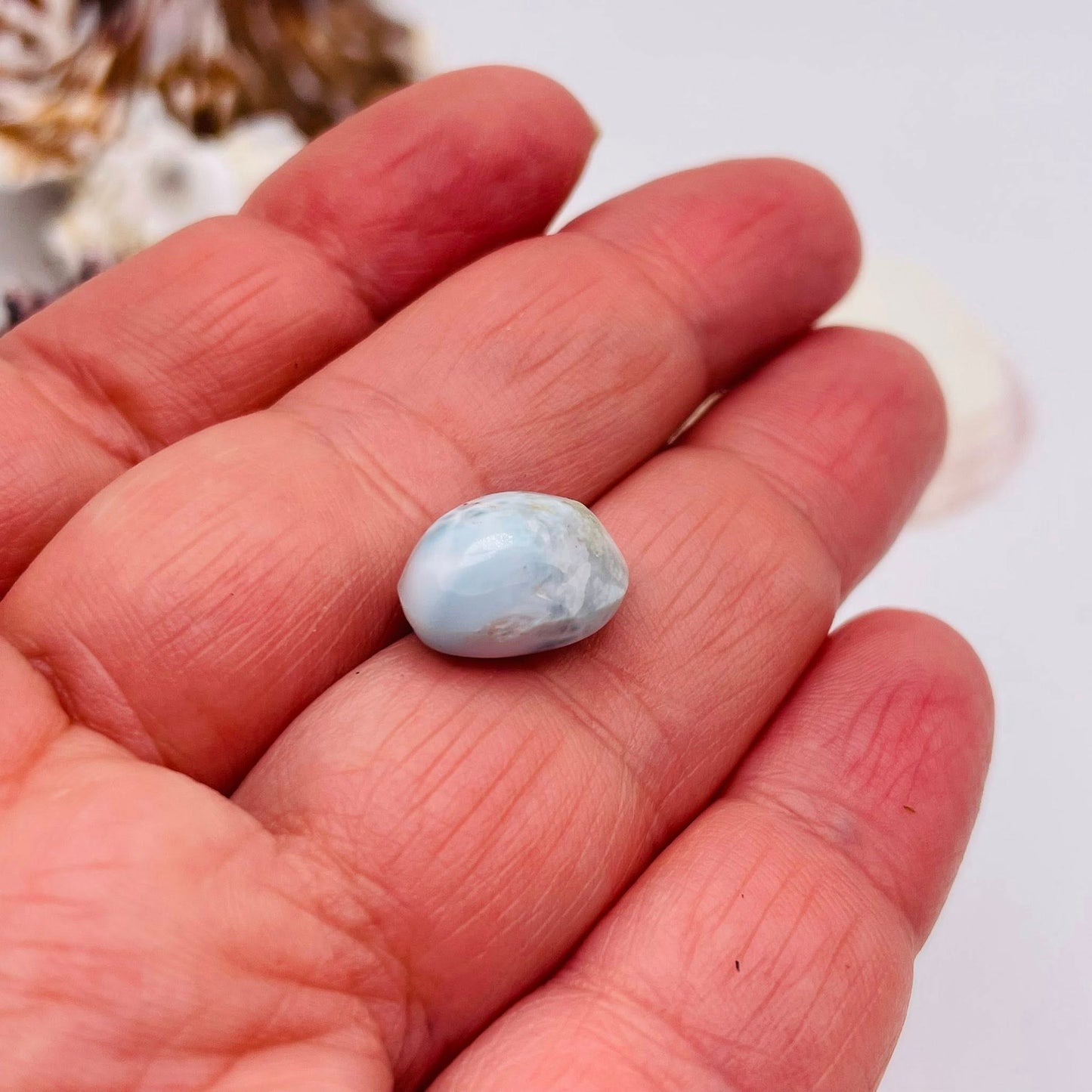 Larimar Nr. 10 Detailansicht – Atlantisstein Trommelstein | WUNDERSTEIN
