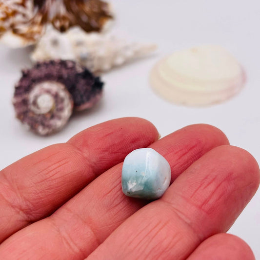 Larimar Nr. 11 Nahaufnahme – Blau-Weiß Musterung, Zukunftsstein | WUNDERSTEIN
