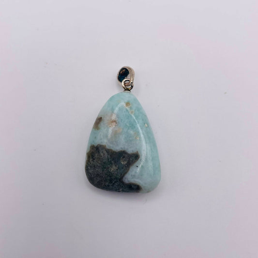 Larimar Trommelstein-Anhänger mit versilberter Öse – polierter Edelstein in karibischem Blau mit weißen Wolkenmustern, Unikat von WUNDERSTEIN
