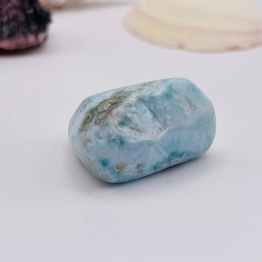 Larimar Nr. 2 Nahaufnahme – Blau-Weiß Musterung, Zukunftsstein | WUNDERSTEIN

