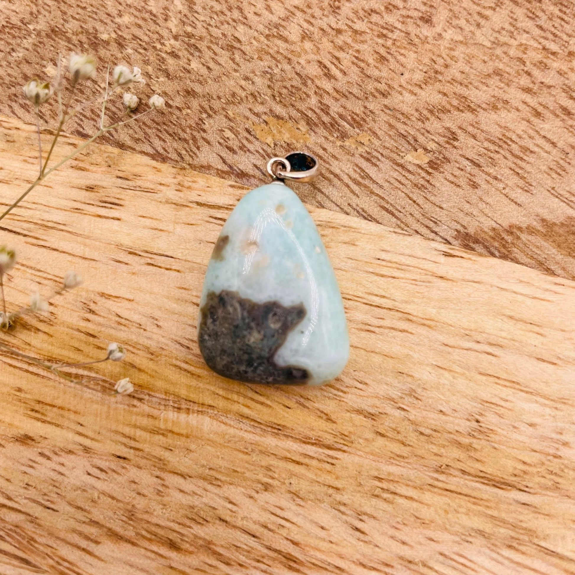 Nahaufnahme Larimar-Anhänger mit Silberöse – zartes Himmelblau, natürliche Wolkenmusterung, handverlesen von WUNDERSTEIN
