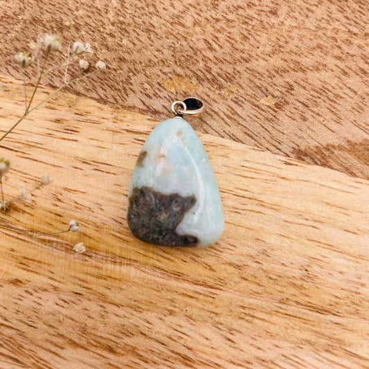 Nahaufnahme Larimar-Anhänger mit Silberöse – zartes Himmelblau, natürliche Wolkenmusterung, handverlesen von WUNDERSTEIN
