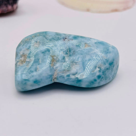 Larimar Nr. 3 – Atlantisstein Trommelstein mit Meereswellen-Musterung, Unikat | WUNDERSTEIN
