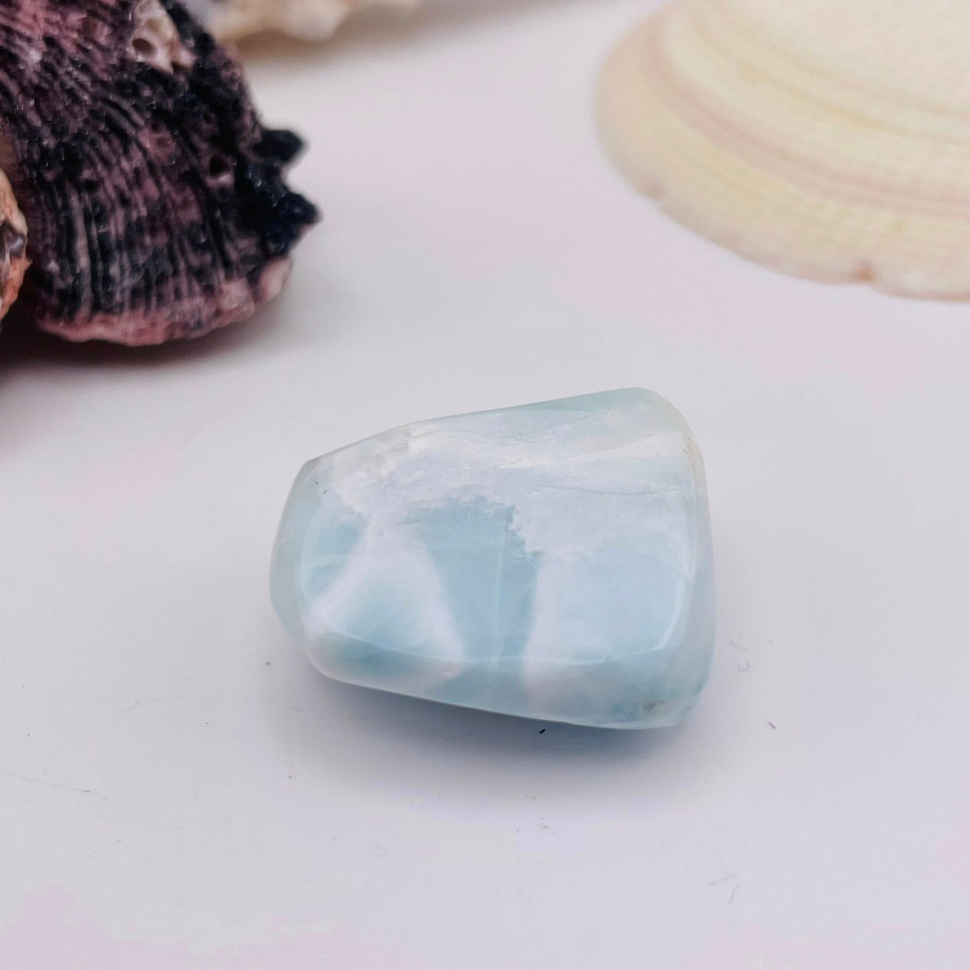 Larimar Nr. 4 – Atlantisstein Trommelstein mit Meereswellen-Musterung, Unikat | WUNDERSTEIN
