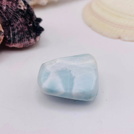 Larimar Nr. 4 – Atlantisstein Trommelstein mit Meereswellen-Musterung, Unikat | WUNDERSTEIN
