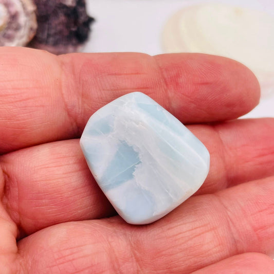 Larimar Nr. 4 Nahaufnahme – Blau-Weiß Musterung, Zukunftsstein | WUNDERSTEIN
