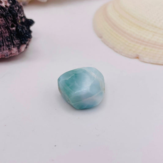 Larimar Nr. 5 – Atlantisstein Trommelstein mit Meereswellen-Musterung, Unikat | WUNDERSTEIN
