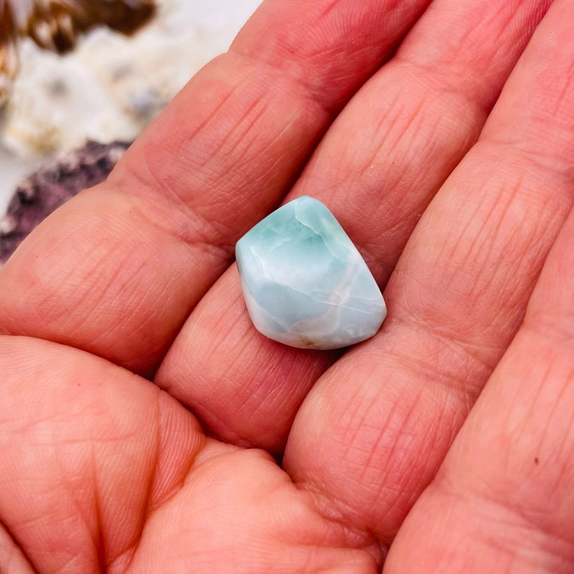 Larimar Nr. 5 Detailansicht – Atlantisstein Trommelstein | WUNDERSTEIN
