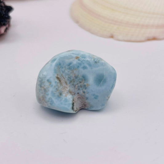 Larimar Nr. 6 – Atlantisstein Trommelstein mit Meereswellen-Musterung, Unikat | WUNDERSTEIN
