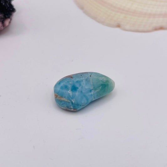 Larimar Nr. 7 – Atlantisstein Trommelstein mit Meereswellen-Musterung, Unikat | WUNDERSTEIN
