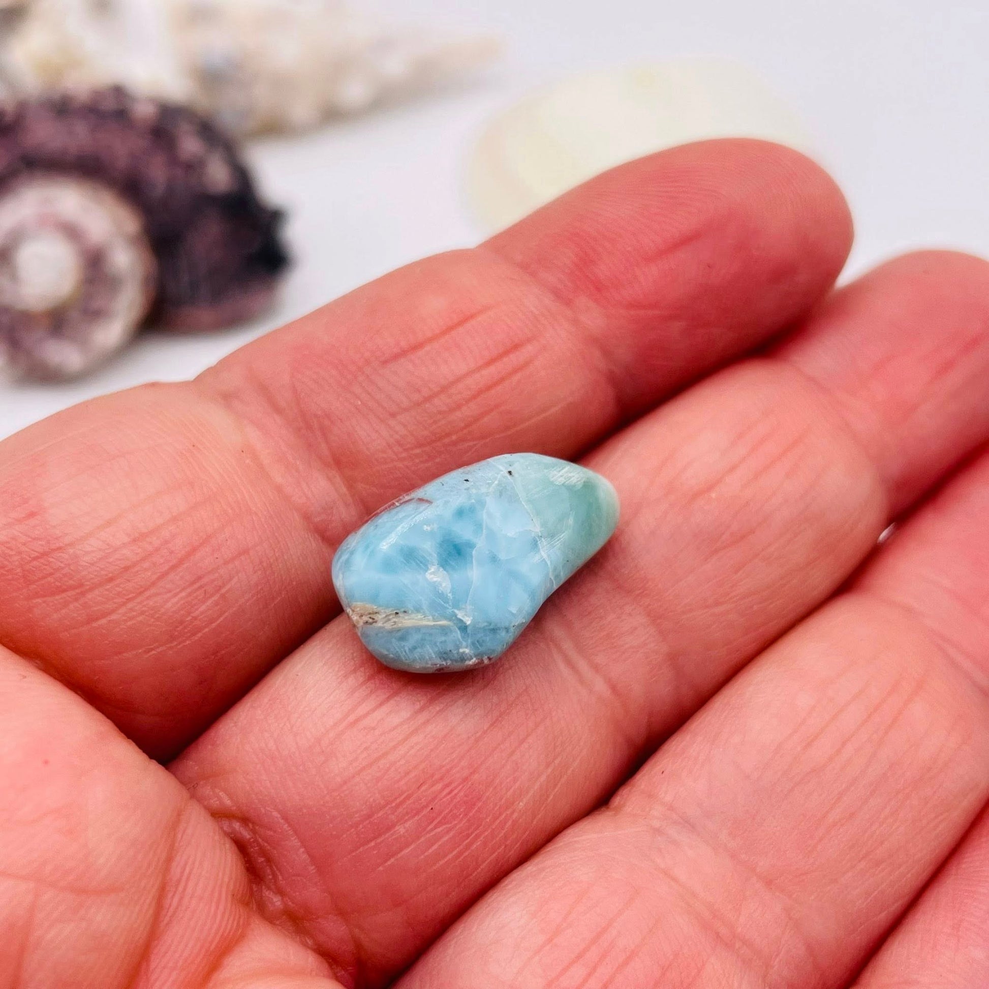 Larimar Nr. 7 Detailansicht – Atlantisstein Trommelstein | WUNDERSTEIN

