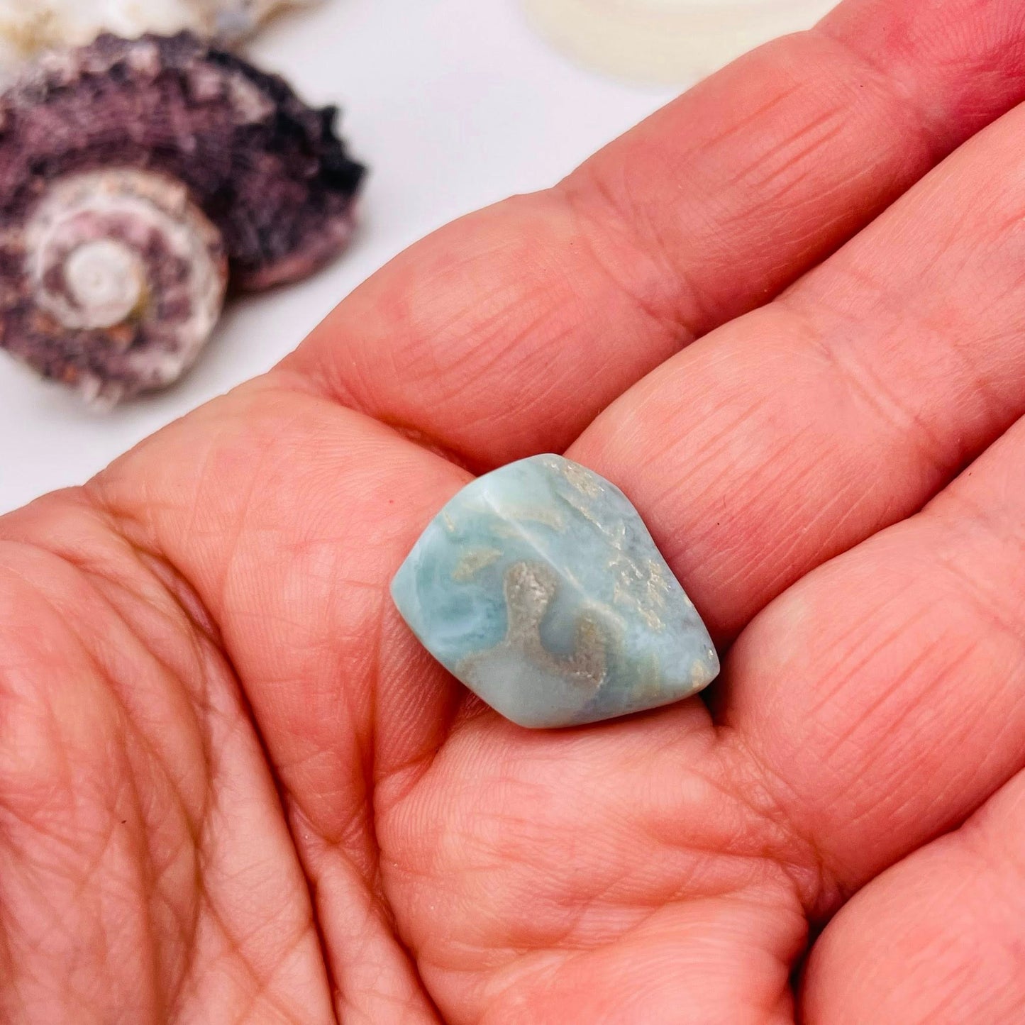 Larimar Nr. 8 Detailansicht – Atlantisstein Trommelstein | WUNDERSTEIN
