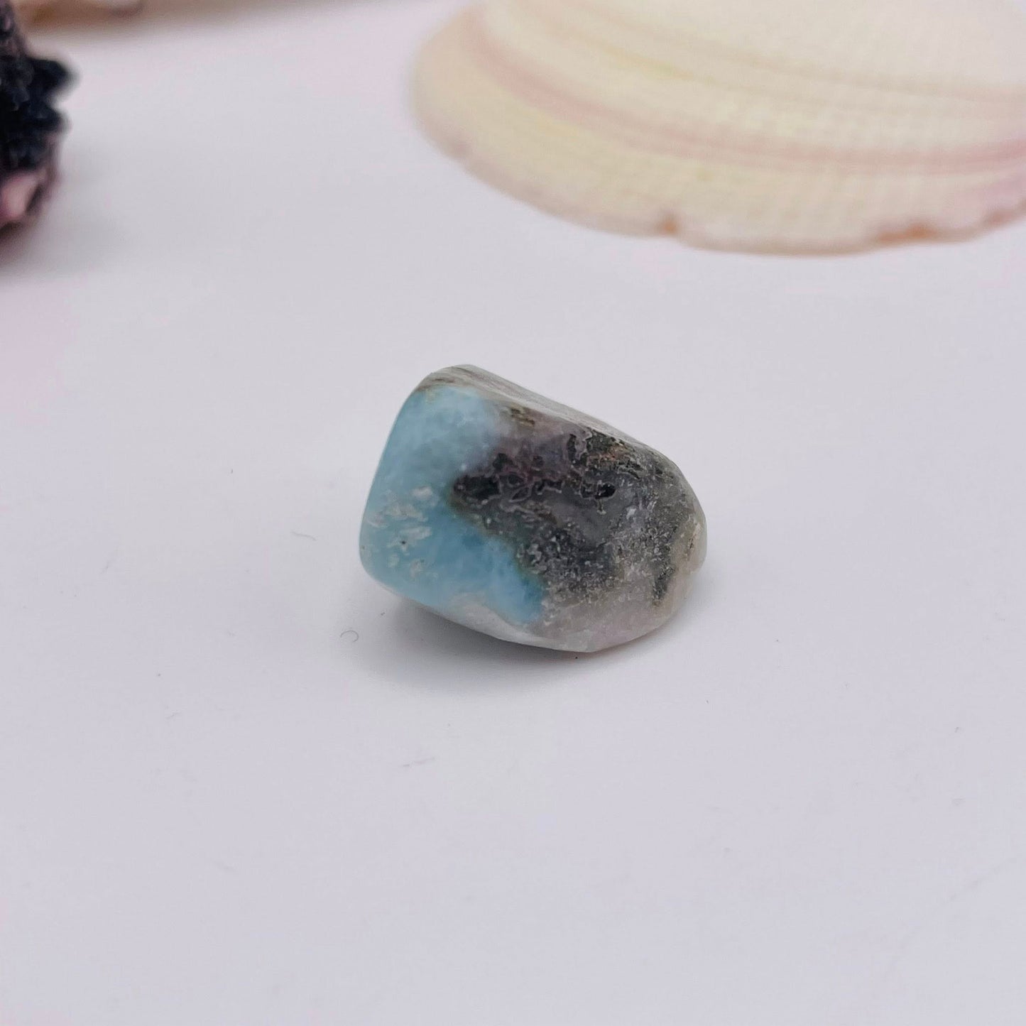 Larimar Nr. 9 Nahaufnahme – Blau-Weiß Musterung, Zukunftsstein | WUNDERSTEIN
