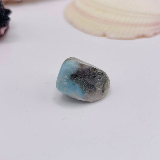 Larimar Nr. 9 Nahaufnahme – Blau-Weiß Musterung, Zukunftsstein | WUNDERSTEIN
