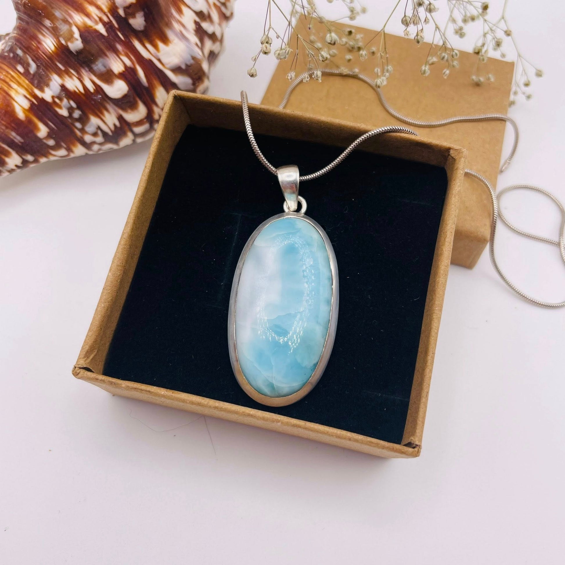 Larimar-Anhänger extra groß in 925er Silber – Vorderansicht, himmelblauer Atlantisstein, Naturunikat