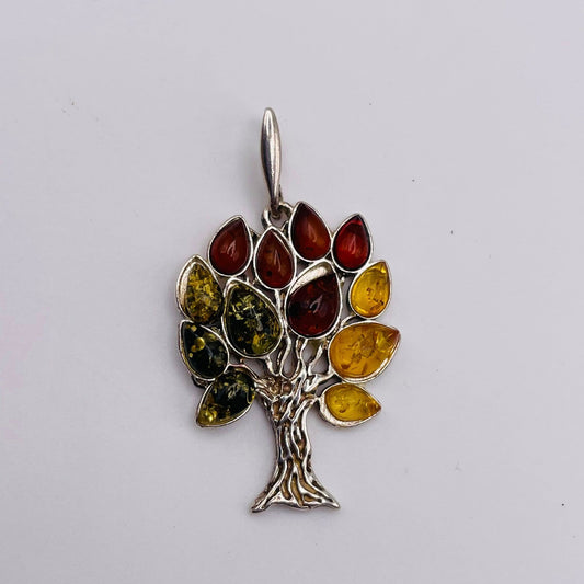 Nahaufnahme großer Lebensbaum-Anhänger mit dreifarbigem Bernstein in Silberfassung – ca. 2,5x1,5 cm, handverlesen von WUNDERSTEIN
