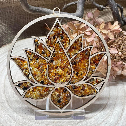 Bernstein-Fensterbild Lotusblüte – Naturbernstein & Birkenholz, 11 cm Ø – Unikat von WUNDERSTEIN
