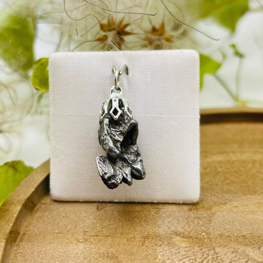 Meteorit-Anhänger Nr. 1, ca. 1,8 × 1 × 0,6 cm – handverlesenes Unikat von WUNDERSTEIN
