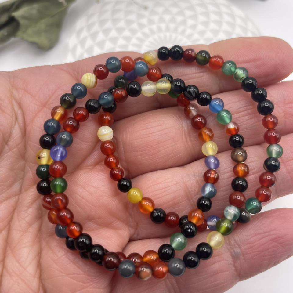 Farbenfrohes Kinder-Edelsteinarmband auf elastischem Band – Naturstein-Schmuck bei WUNDERSTEIN