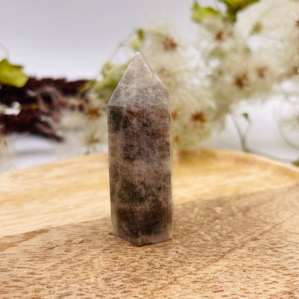 Seitliche Ansicht von Mondstein-Obelisk, ca. 5 cm hoch und 2 cm Durchmesser – Unikat von WUNDERSTEIN

