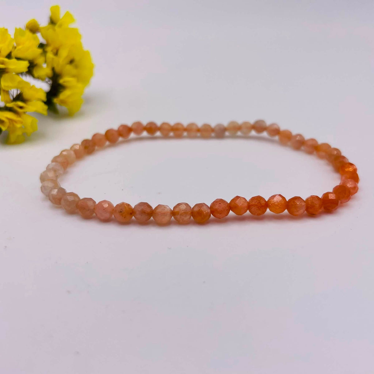 Nahaufnahme der 4mm-Mondstein-Perlen mit buntem Schimmer und sanftem Mondlichtglanz
