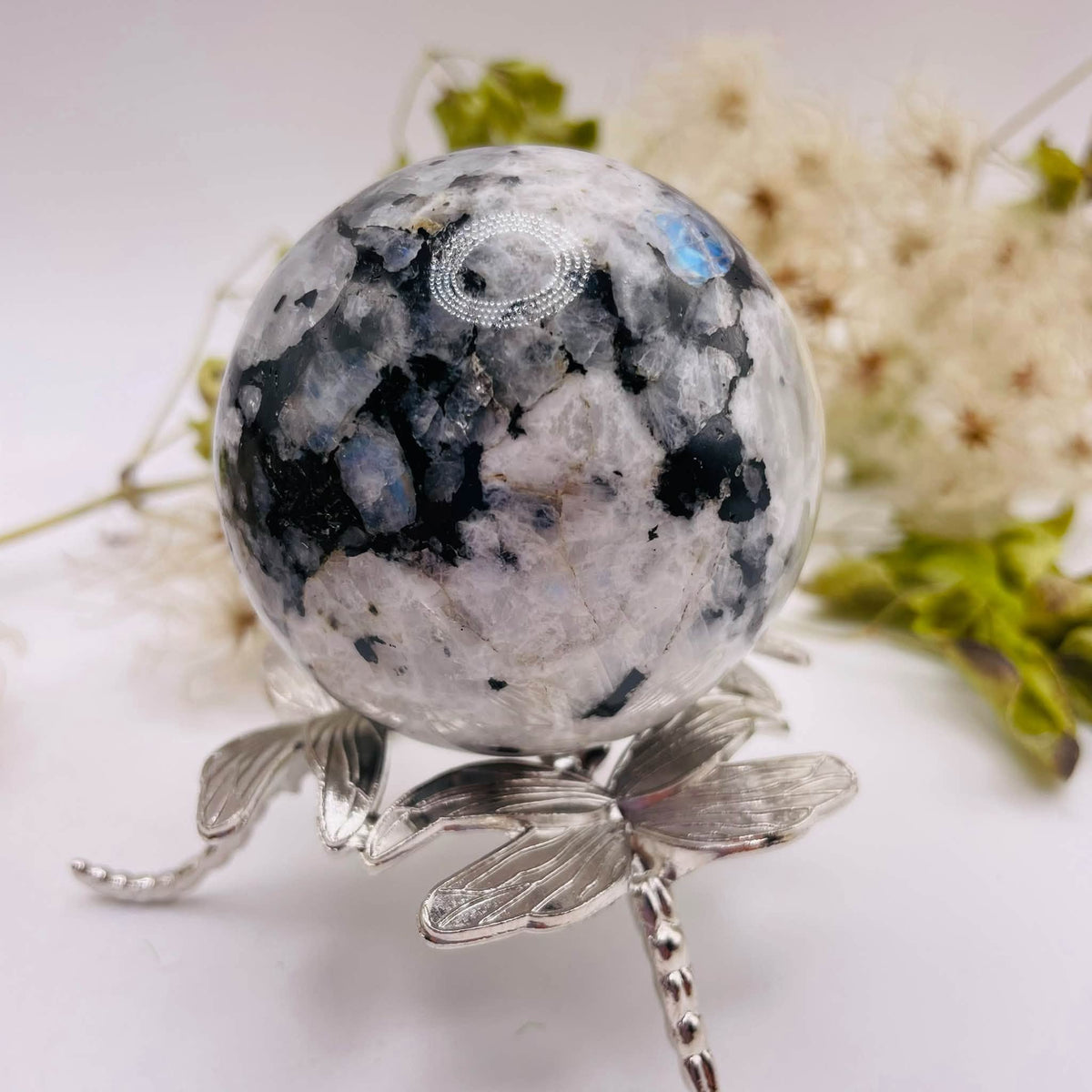 Kugel aus blauem Mondstein mit ca. 64 mm Durchmesser, weiß-grauer Zeichnung und dunklen Partien – Unikat von WUNDERSTEIN
