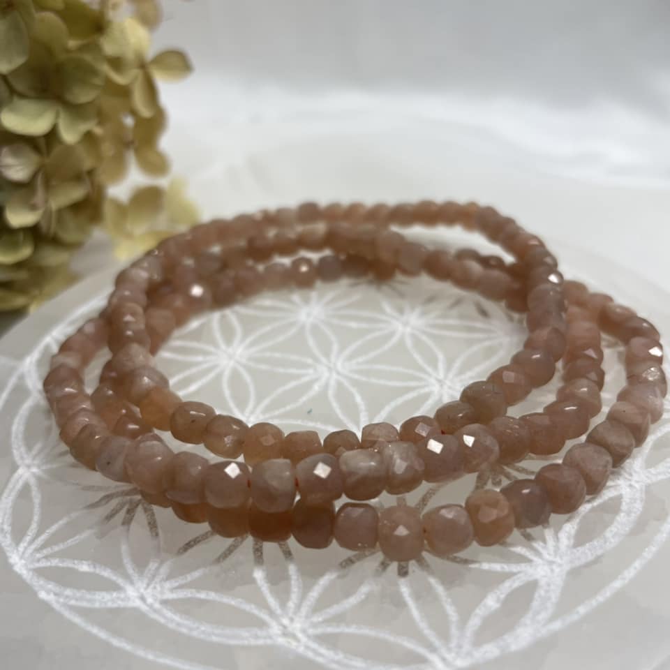 WÜRFEL-ARMBAND 4mm - Mondstein Peach