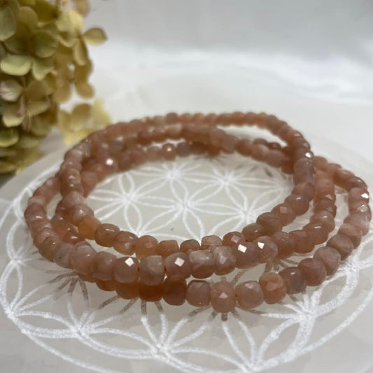 WÜRFEL-ARMBAND 4mm - Mondstein Peach