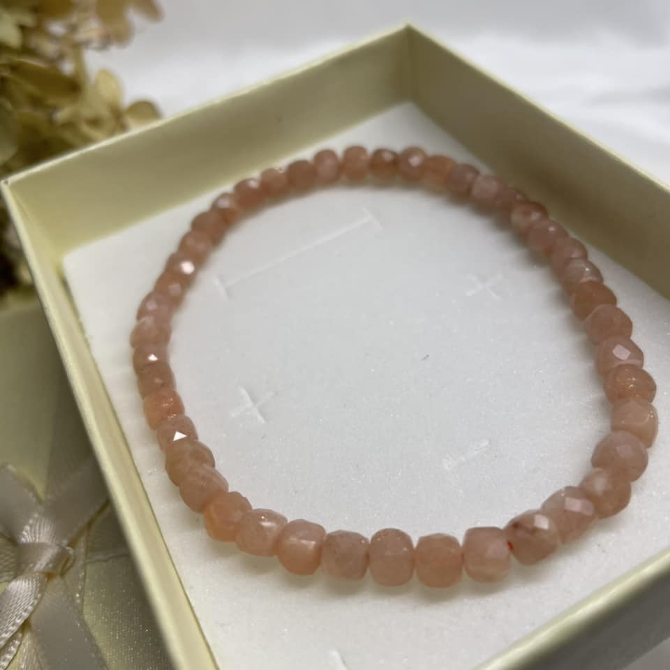 Würfel-Armband 4mm – Mondstein Peach